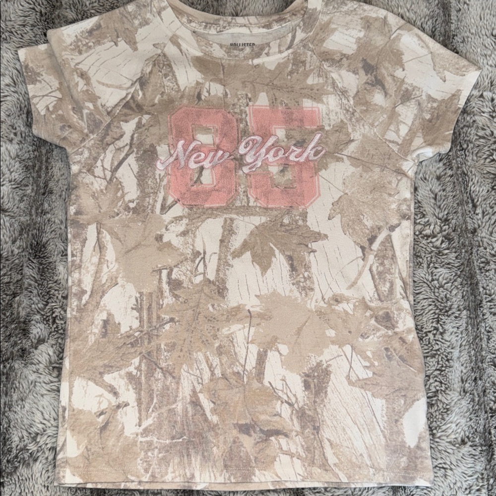 Hollister Women's Camo Short Sleeve Tee Shirt - Size (S)